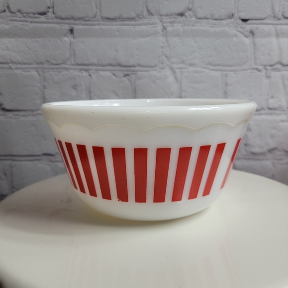 Hazel Atlas 1950s Red Candy Stripe Serving Mixing Bowl with Scalloped Edge - Picture 8 of 9